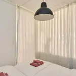 Luxury - Family Friendly - - Cozy- Balcony 아파트