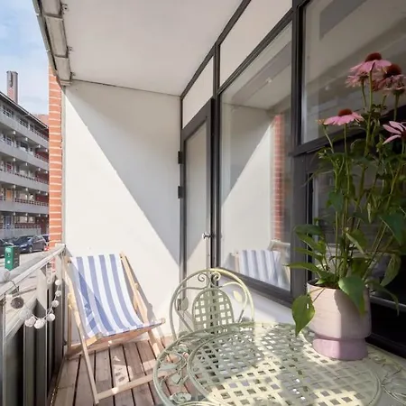 Luxury - Family Friendly - - Cozy- Balcony *