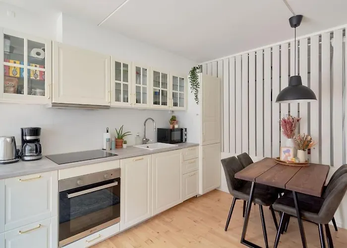 Luxury - Family Friendly - - Cozy- Balcony *